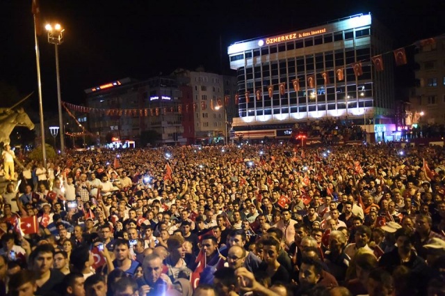 UŞAKLILAR DARBECİLERE KARŞI TEK YÜREK OLDU