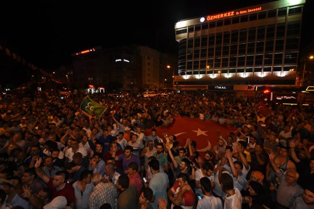 UŞAKLILAR DARBECİLERE KARŞI TEK YÜREK OLDU