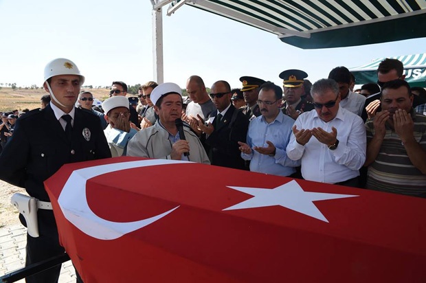 ŞEHİT POLİSİMİZİ SON YOLCULUĞUNA ON BİNLER UĞURLADI