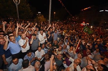 UŞAKLILAR DARBECİLERE KARŞI TEK YÜREK OLDU