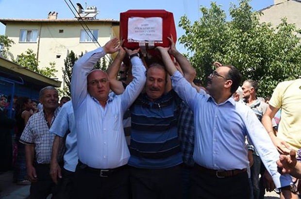 ŞEHİT POLİSİMİZİ SON YOLCULUĞUNA ON BİNLER UĞURLADI