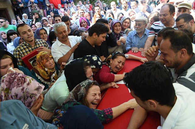 ŞEHİT POLİSİMİZİ SON YOLCULUĞUNA ON BİNLER UĞURLADI
