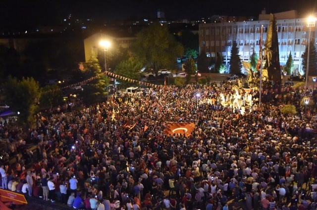 UŞAKLILAR DARBECİLERE KARŞI TEK YÜREK OLDU