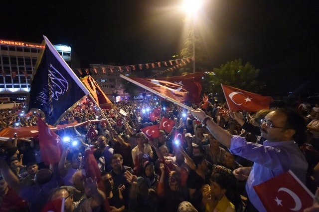 UŞAKLILAR DARBECİLERE KARŞI TEK YÜREK OLDU