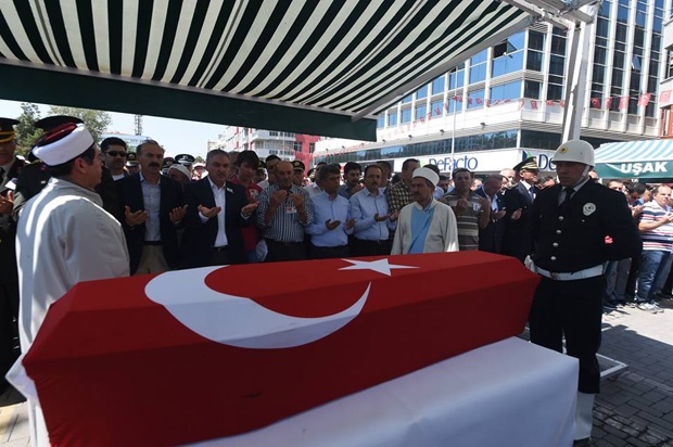 ŞEHİT POLİSİMİZİ SON YOLCULUĞUNA ON BİNLER UĞURLADI