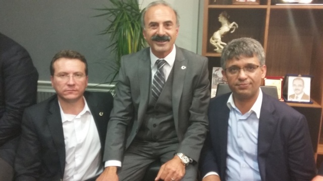 UŞAK AK PARTİ'DE SEVİNÇ ÇIĞLIKLARI