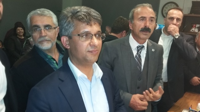 UŞAK AK PARTİ'DE SEVİNÇ ÇIĞLIKLARI