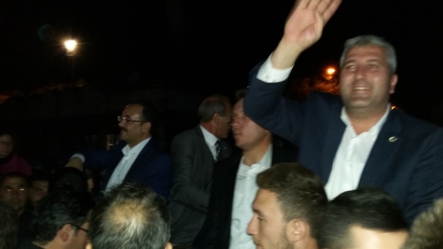 UŞAK AK PARTİ'DE SEVİNÇ ÇIĞLIKLARI