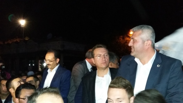 UŞAK AK PARTİ'DE SEVİNÇ ÇIĞLIKLARI