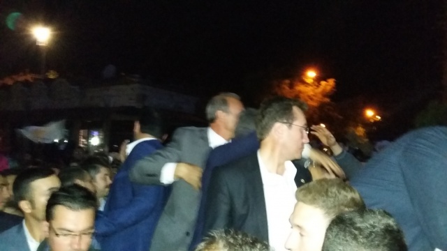 UŞAK AK PARTİ'DE SEVİNÇ ÇIĞLIKLARI