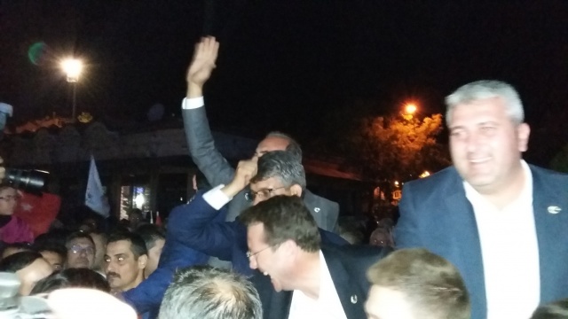 UŞAK AK PARTİ'DE SEVİNÇ ÇIĞLIKLARI