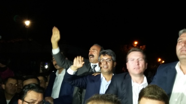 UŞAK AK PARTİ'DE SEVİNÇ ÇIĞLIKLARI