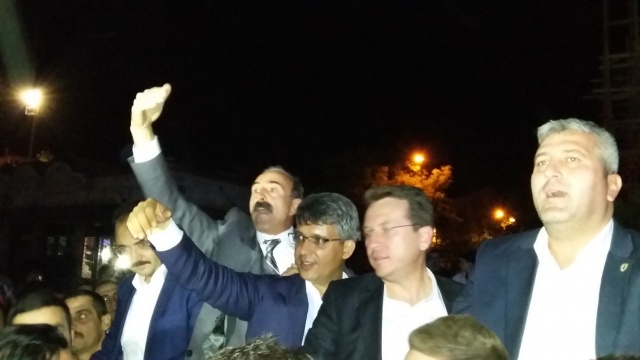 UŞAK AK PARTİ'DE SEVİNÇ ÇIĞLIKLARI