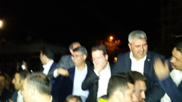 UŞAK AK PARTİ'DE SEVİNÇ ÇIĞLIKLARI