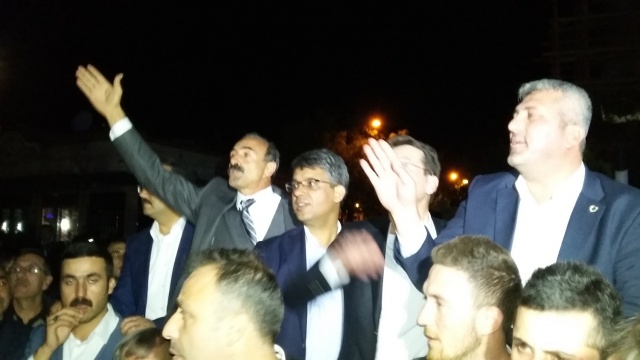 UŞAK AK PARTİ'DE SEVİNÇ ÇIĞLIKLARI