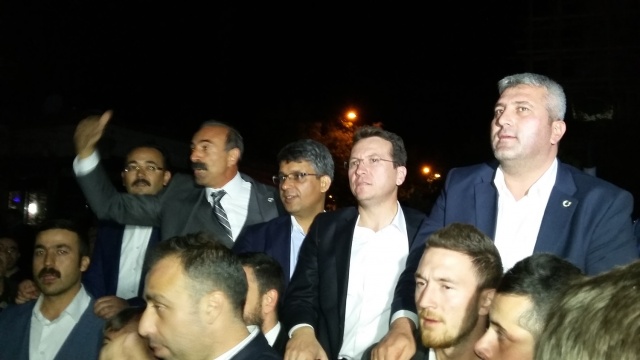 UŞAK AK PARTİ'DE SEVİNÇ ÇIĞLIKLARI