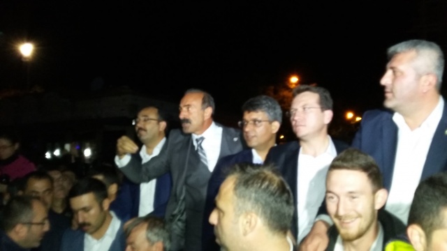 UŞAK AK PARTİ'DE SEVİNÇ ÇIĞLIKLARI