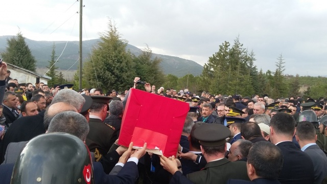 UŞAK ŞEHİDİNİ UĞURLUYOR