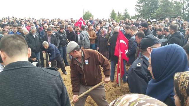 UŞAK ŞEHİDİNİ UĞURLUYOR