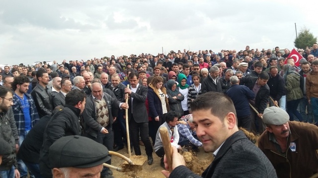 UŞAK ŞEHİDİNİ UĞURLUYOR