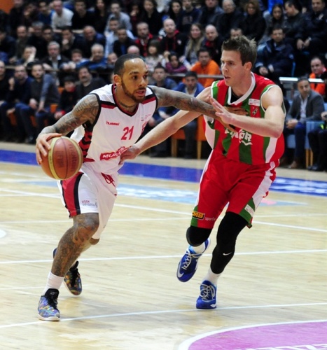 Muratbey Uşak Sportif: 79 - Pınar Karşıyaka: 72