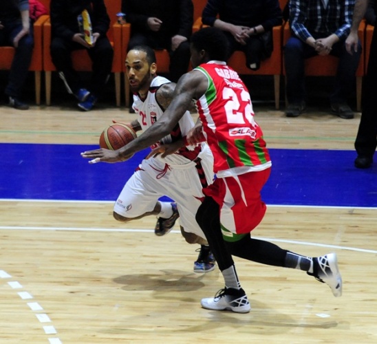 Muratbey Uşak Sportif: 79 - Pınar Karşıyaka: 72