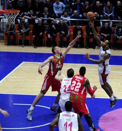 Muratbey Uşak Sportif: 79 - Pınar Karşıyaka: 72