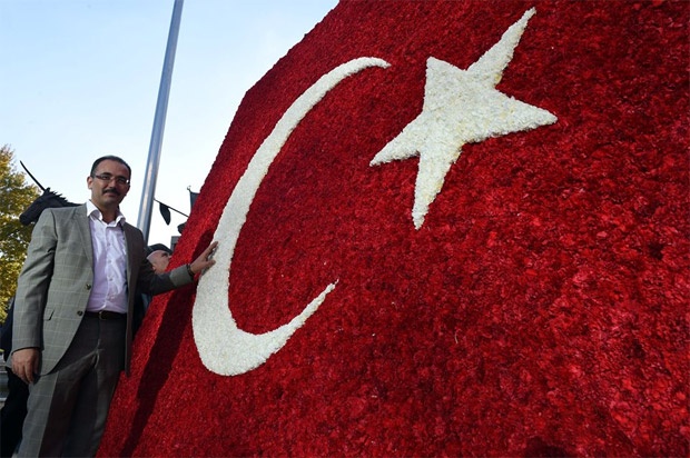 BELEDİYEDEN ATA’YA 50 BİN ÇİÇEKLİ ANMA