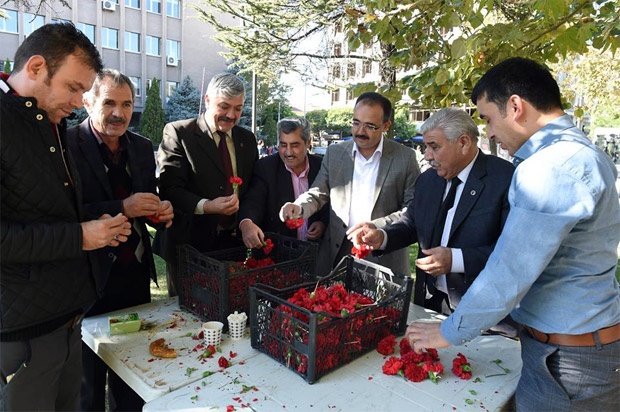 BELEDİYEDEN ATA’YA 50 BİN ÇİÇEKLİ ANMA
