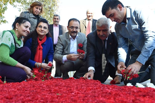 BELEDİYEDEN ATA’YA 50 BİN ÇİÇEKLİ ANMA