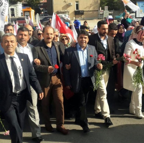 AK PARTİ, UŞAK’TA 5 BİN KİŞİYLE İSTİKRAR YÜRÜYÜŞÜ YAPTI