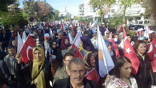 AK PARTİ, UŞAK’TA 5 BİN KİŞİYLE İSTİKRAR YÜRÜYÜŞÜ YAPTI