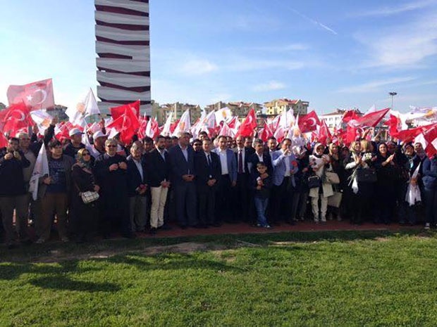 AK PARTİ, UŞAK’TA 5 BİN KİŞİYLE İSTİKRAR YÜRÜYÜŞÜ YAPTI