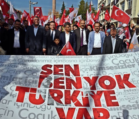 AK PARTİ, UŞAK’TA 5 BİN KİŞİYLE İSTİKRAR YÜRÜYÜŞÜ YAPTI