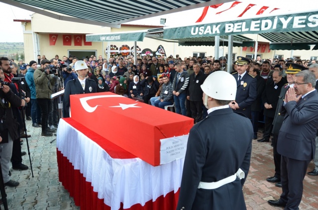 UŞAK ŞEHİT POLİS NAZIM TUNCER'İ SON YOLCULUĞUNA UĞURLADI