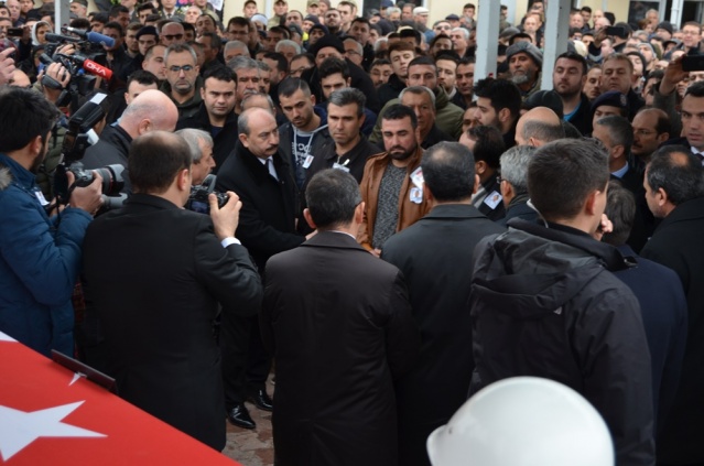 UŞAK ŞEHİT POLİS NAZIM TUNCER'İ SON YOLCULUĞUNA UĞURLADI