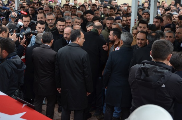 UŞAK ŞEHİT POLİS NAZIM TUNCER'İ SON YOLCULUĞUNA UĞURLADI