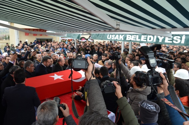 UŞAK ŞEHİT POLİS NAZIM TUNCER'İ SON YOLCULUĞUNA UĞURLADI