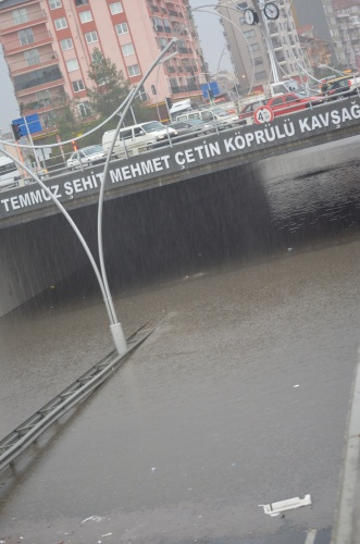 Uşak Yağmur'a Teslim