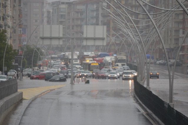 Uşak Yağmur'a Teslim