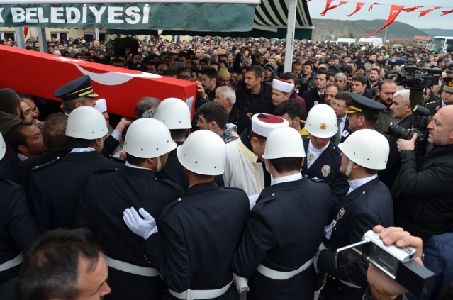 UŞAK ŞEHİT POLİS NAZIM TUNCER'İ SON YOLCULUĞUNA UĞURLADI