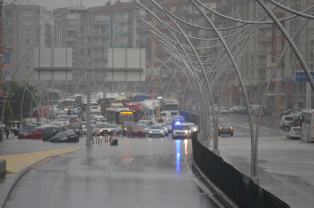 Uşak Yağmur'a Teslim