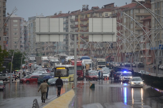Uşak Yağmur'a Teslim