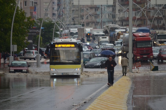 Uşak Yağmur'a Teslim