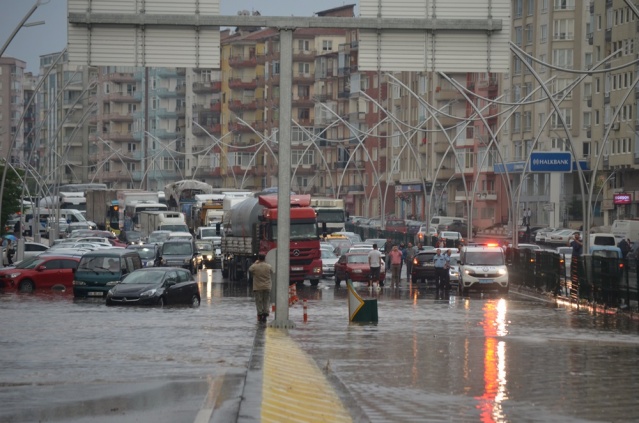 Uşak Yağmur'a Teslim
