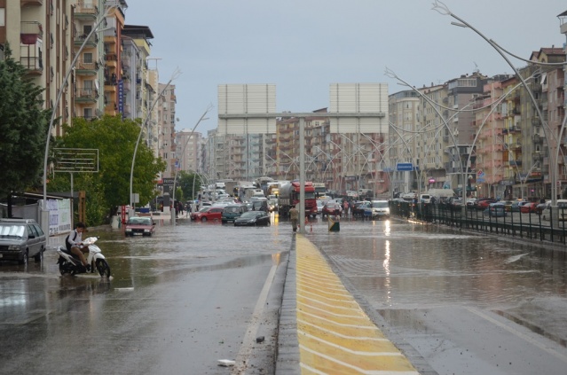 Uşak Yağmur'a Teslim