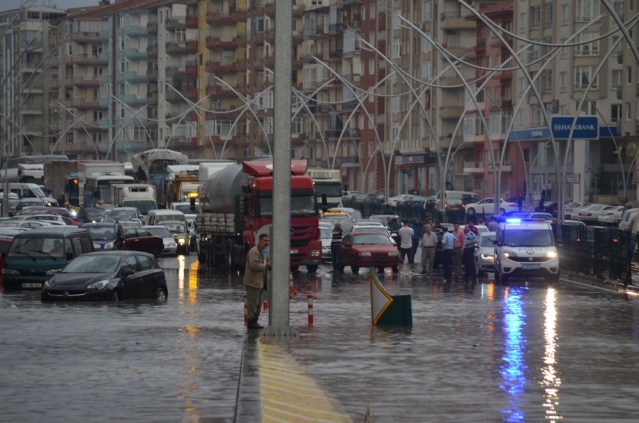 Uşak Yağmur'a Teslim