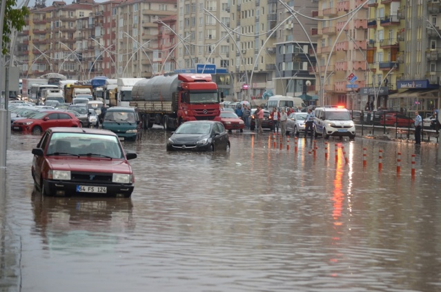 Uşak Yağmur'a Teslim