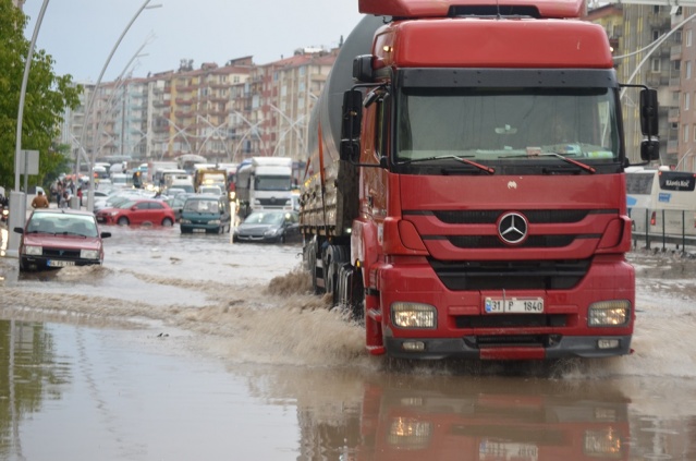 Uşak Yağmur'a Teslim