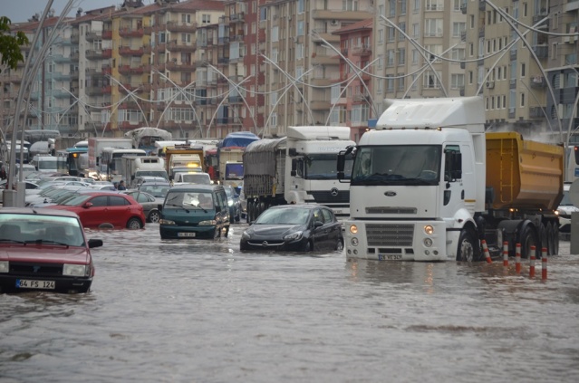 Uşak Yağmur'a Teslim